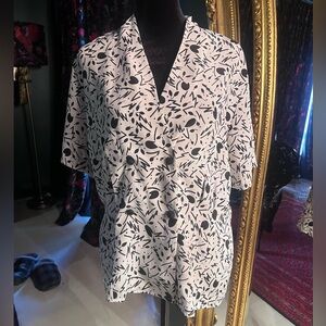 Vintage Black and White Floral Patterned Blouse with Black Buttons Size medium
